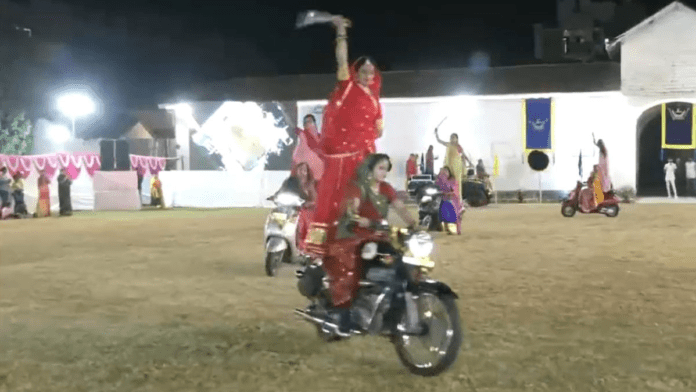 राजकोट में महिलाओं ने बाइक और कार पर हाथों में तलवार लेकर किया गरबा