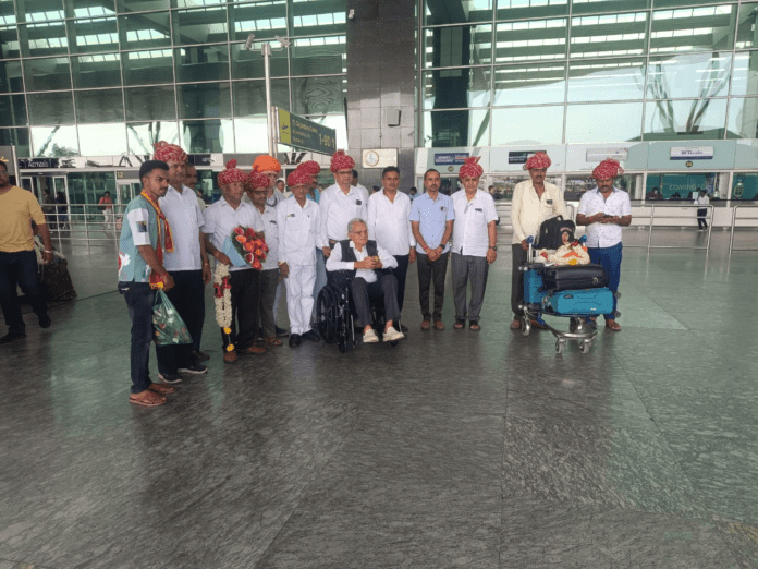केंम्पेगोड़ा हवाई अड्डडे पर धर्मगुरू दीवान साहब का भव्य स्वागत