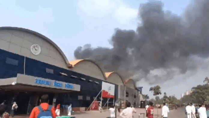 Mumbai Railway Station Fire: मुंबई के लोकमान्य तिलक टर्मिनस रेलवे स्टेशन पर स्थित पॉड होटल में लगी आग