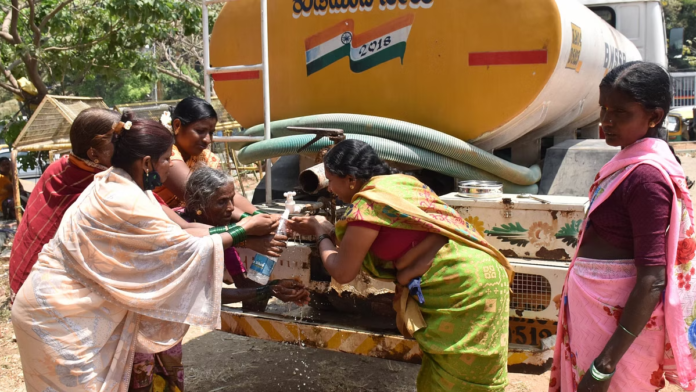 बेंगलुरु में भीषण जल संकट! दोगुना दाम पर बिक रहा पानी, अभी से है ये हाल तो क्या गर्मियों में मचेगी