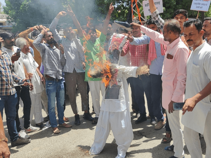 राजपुरोहित समाज ने किया विरोध-प्रदर्शन:शेरगढ़ में भाजपा की रैली में सतीश राजपुरोहित को मंच पर दिया था धक्का