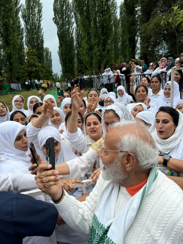 प्रधानमंत्री जब लोगों से बातचीत करने के लिए