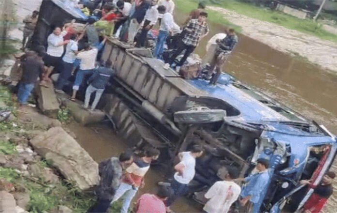 अंबाजी दर्शन करने जा रहे थे श्रदालू नदी में गिरी बस 40 घायलः 11 गंभीर हालत में रेफर