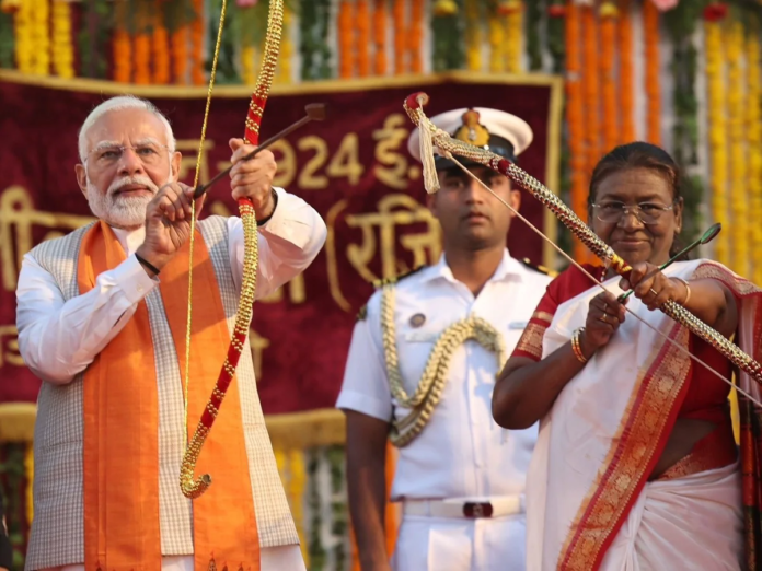 देशभर में दशहरे की धूम, लाल किला के विजयादशमी कार्यक्रम में शामिल हुए राष्ट्रपति द्रौपदी मुर्मू और पीएम मोदी