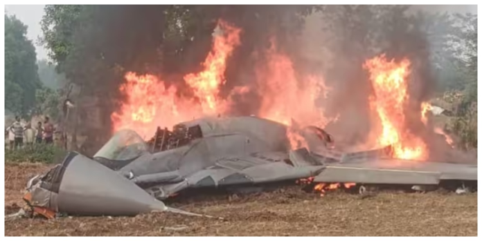 आगरा के पास वायुसेना का फाइटर जेट MiG-29 क्रैश, जमीन से टकराने से पहले दोनों पायलटों ने खेत में कूदकर बचाई जान