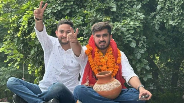 DU से लॉ की पढ़ाई, NSUI के टिकट पर DUSU चुनाव जीत बने अध्यक्ष, कौन हैं रौनक खत्री?