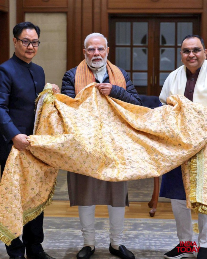 Union Minister Kiren Rijiju reached Nizamuddin Auliya Dargah with the chadar received from Prime Minister Modi