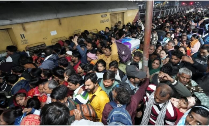 Stampede at New Delhi Railway Station, 18 people died