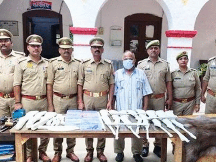 लखनऊ में हकीम के घर से मिला हथियारों का जखीरा, 300 असलहे और 20 बोरे कारतूस बरामद
