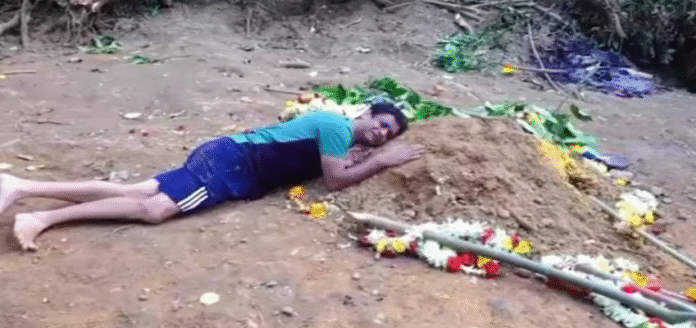 बेटे की कब्र से लिपटकर रोए पिता, बोले –अब मैं भी यहीं रहना चाहता हूं