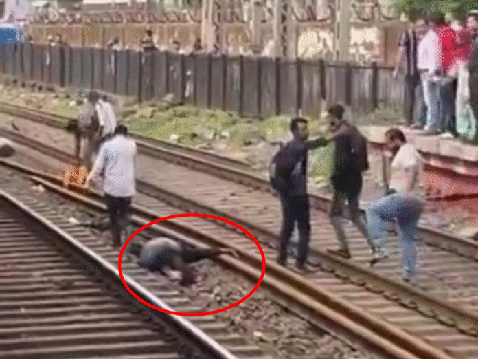 ठाणे में चलती ट्रेन से गिरे 10 यात्री, 4 की मौत; रेलवे ने दिए ऑटोमैटिक दरवाजों के आदेश