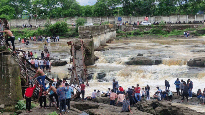 मावल में इंद्रायणी नदी पर बना पुल ढहा, दो की मौत, कई लापता