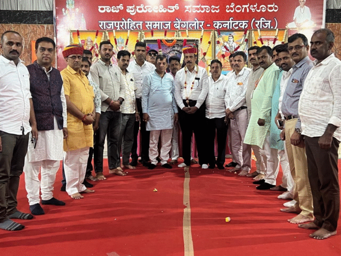 बेंगलुरु में आयोजित बाड़मेर–बालोतरा जिला राजपुरोहित युवा मंडल के दीपावली स्नेह मिलन समारोह का दृश्य