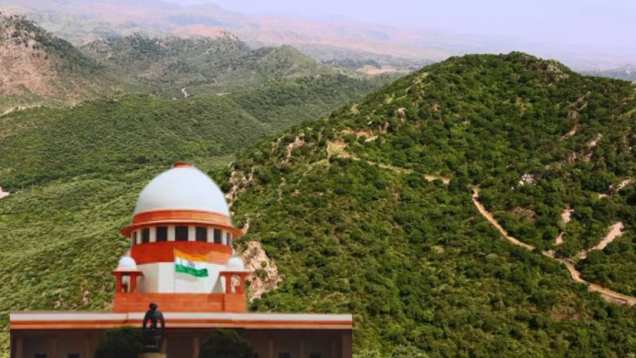 सुप्रीम कोर्ट भवन और अरावली पहाड़ियों से जुड़ा प्रतीकात्मक दृश्य