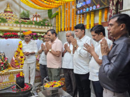 नीलकंठ महादेव मंदिर बेंगलुरु में महाशिवरात्रि भजन संध्या का दृश्य