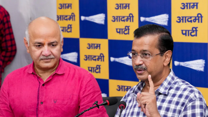 अरविंद केजरीवाल कोर्ट के बाहर भावुक