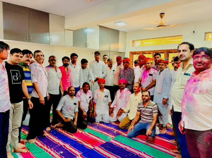 दी कर्नाटक जाट समाज भवन में आयोजित होली महोत्सव और ढूंढ उत्सव का दृश्य