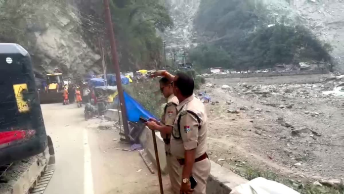 सोनप्रयाग में केदारनाथ यात्रा मार्ग पर पत्थर गिरने के बाद राहत कार्य