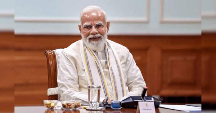 नीति आयोग बैठक के बाद प्रधानमंत्री नरेंद्र मोदी से मुलाकात करते मुख्यमंत्री