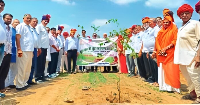 डाबला गोचर एवं चरागाह भूमि में पौधरोपण करते अधिकारी और ग्रामीण