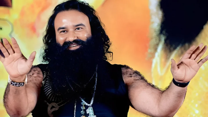 गुरमीत राम रहीम सिंह 21 दिन की पैरोल पर रोहतक की सुनारिया जेल से बाहर निकलते हुए